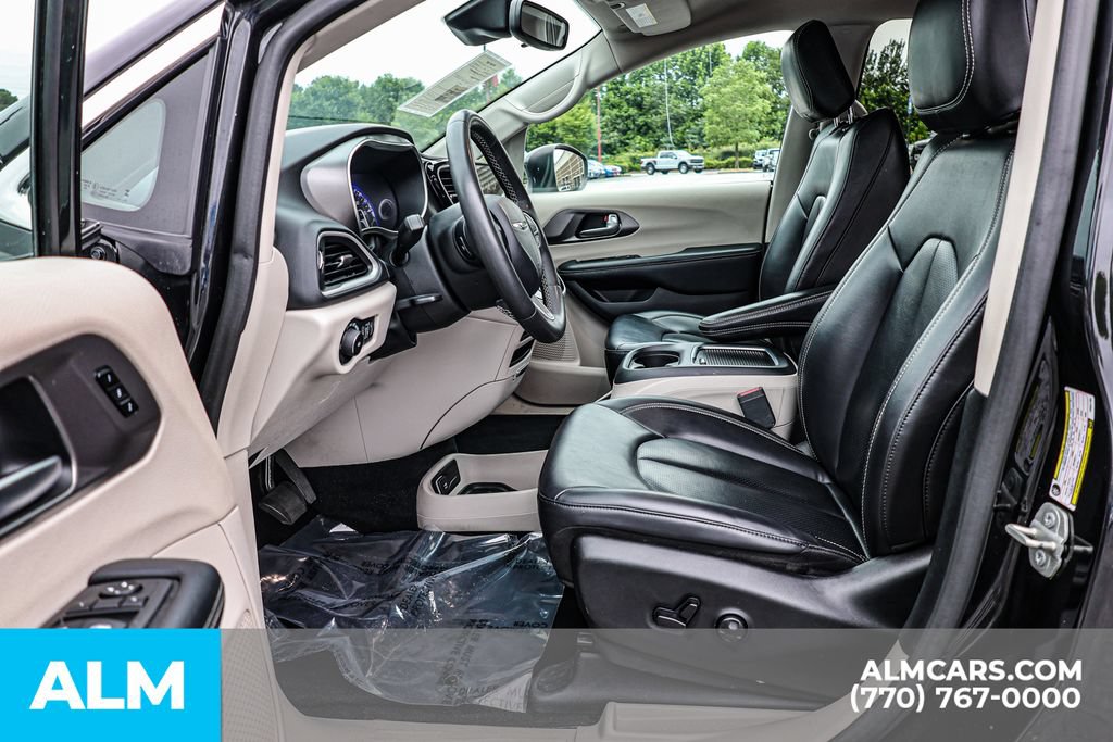 Used 2023 Chrysler Pacifica Touring-L FWD image 17
