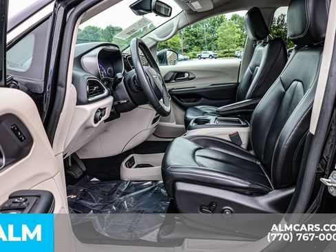 Used 2023 Chrysler Pacifica Touring-L FWD image 17