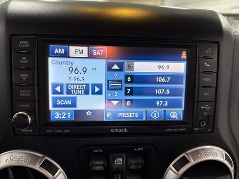 Used 2015 Jeep Wrangler Unlimited Rubicon w/ Connectivity Group AWD/4WD image 18
