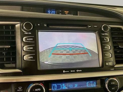 Used 2019 Toyota Highlander XLE FWD image 22