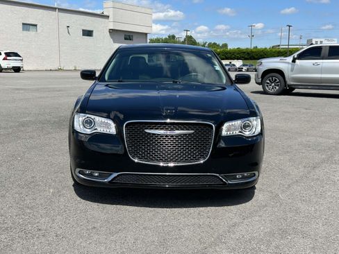 Used 2017 Chrysler 300 Limited w/ Value Package RWD image 8
