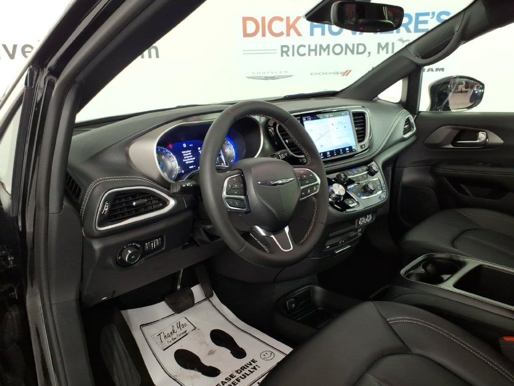 Used 2025 Chrysler Pacifica Select w/ Uconnect Theater Family Group FWD image 12