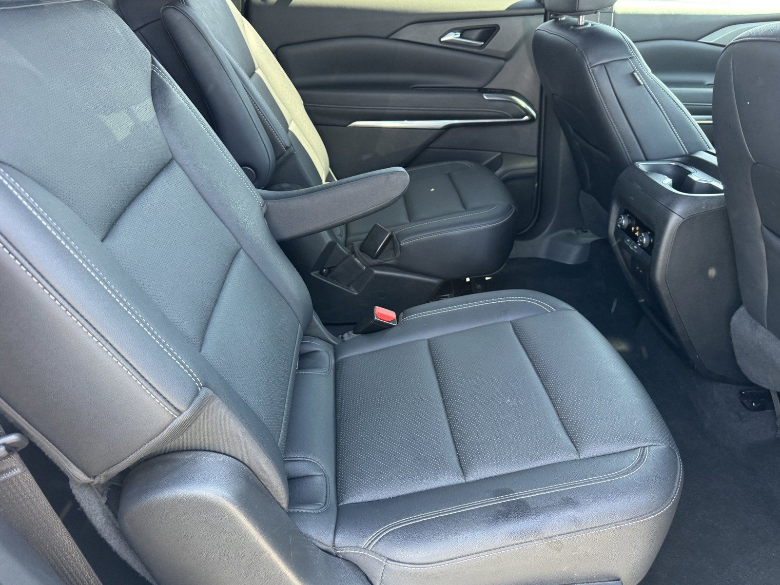 Used 2025 Chevrolet Traverse LT FWD image 11