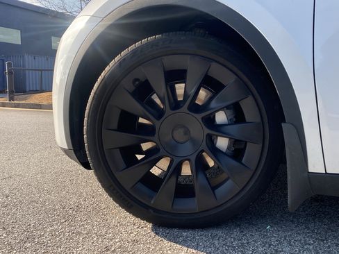 Used 2021 Tesla Model Y Long Range image 15