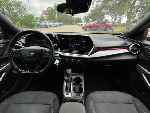 Used 2025 Chevrolet Trax RS w/ Sunroof Package FWD image 11