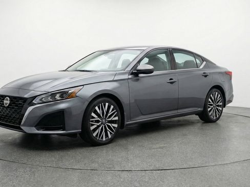 Used 2025 Nissan Altima 2.5 SV image 3