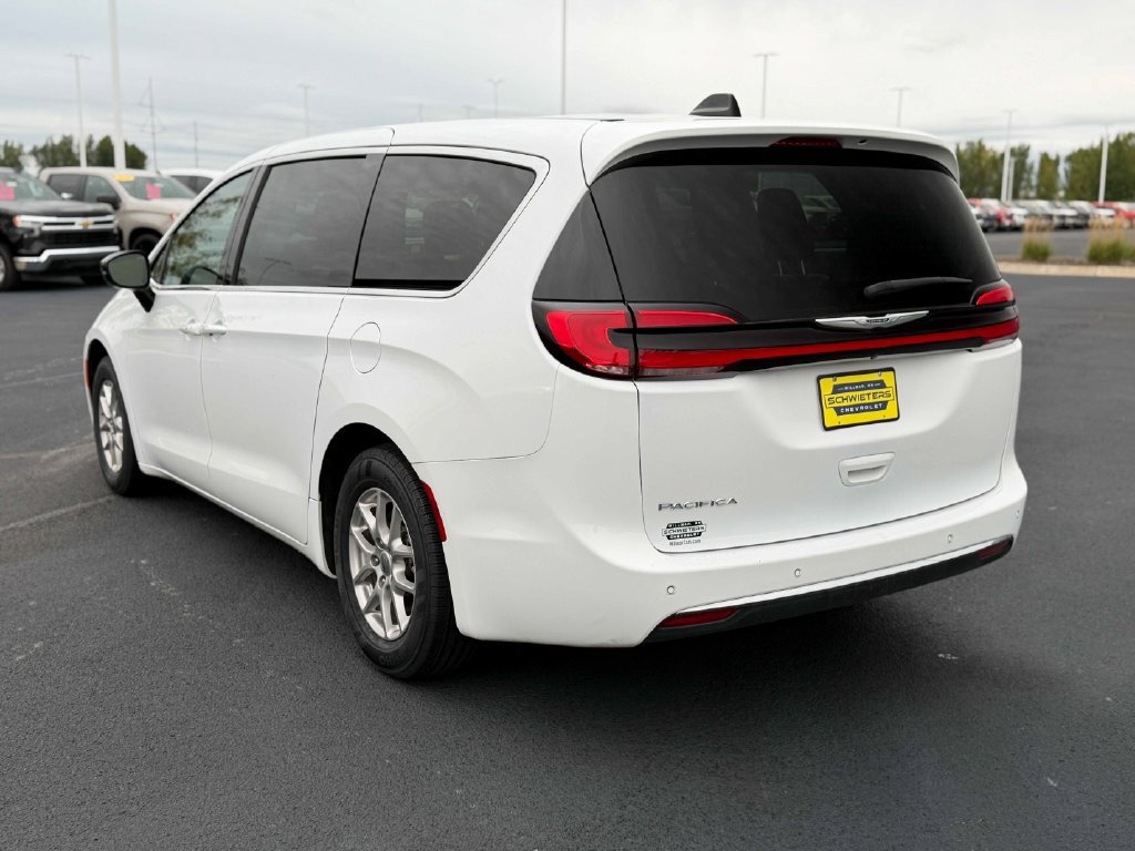Used 2024 Chrysler Pacifica Touring-L FWD image 9