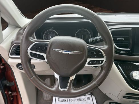 Used 2018 Chrysler Pacifica Touring-L Plus FWD image 10