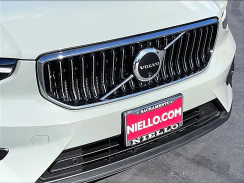 Used 2025 Volvo XC40 B5 Plus image 33