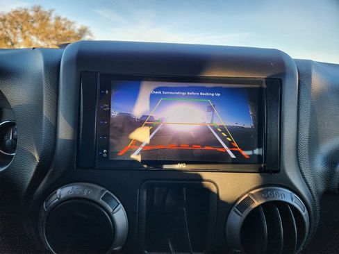 Used 2018 Jeep Wrangler Sport w/ Connectivity Group image 17