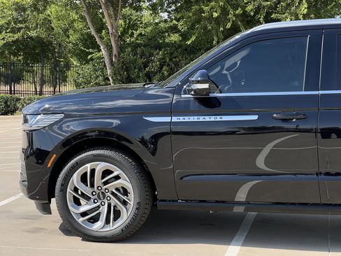 New 2025 Lincoln Navigator Reserve image 5