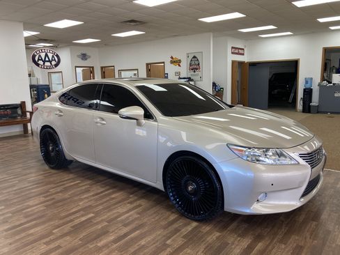 Used 2013 Lexus ES 350 w/ Luxury Pkg image 3