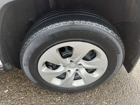 Used 2019 Toyota RAV4 LE image 13