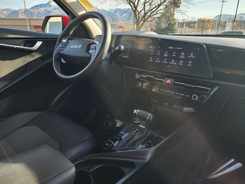 Certified 2024 Kia Niro EX image 16
