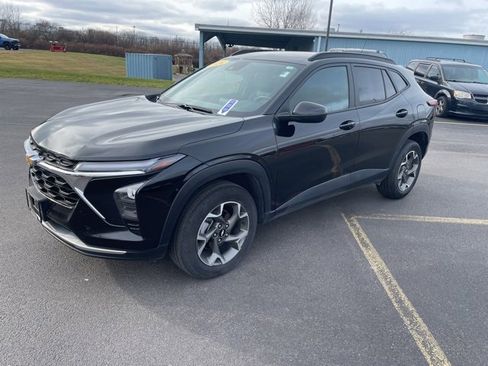 Used 2024 Chevrolet Trax LT w/ LT Convenience Package image 6