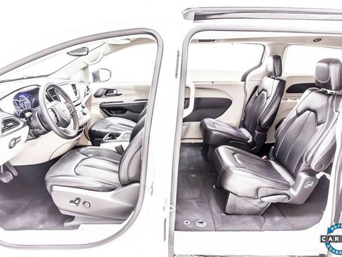 Used 2023 Chrysler Pacifica Touring-L image 24