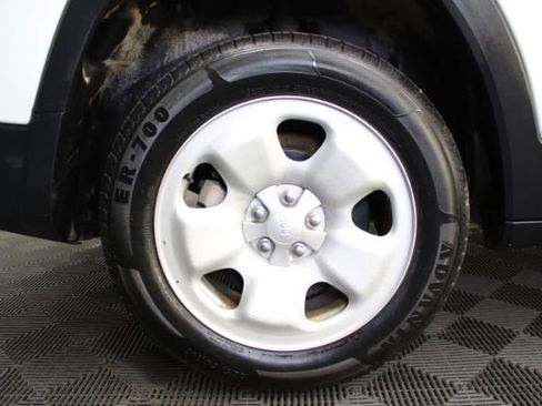 Used 2014 Jeep Cherokee Sport FWD image 5