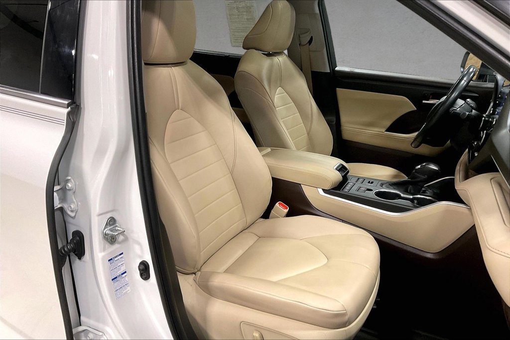 Used 2020 Toyota Highlander XLE AWD/4WD image 31