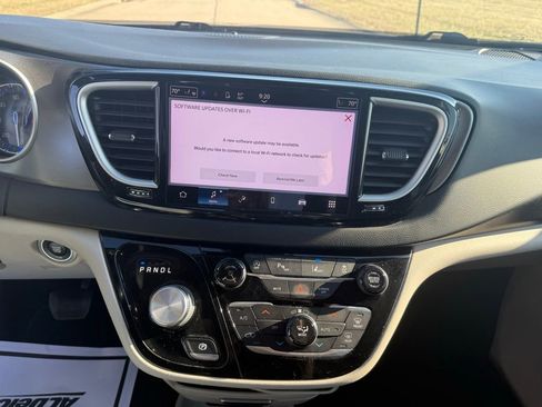 Used 2022 Chrysler Pacifica Touring-L image 35