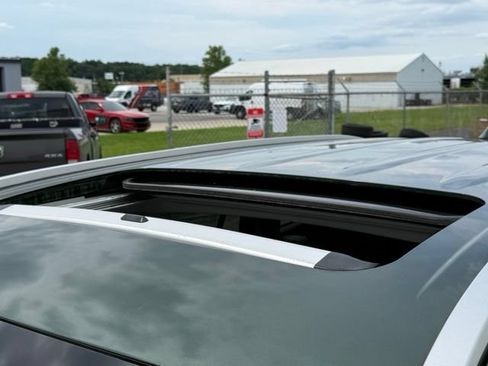 Used 2024 Toyota Highlander XLE AWD/4WD image 12