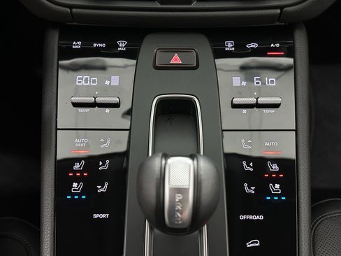 Certified 2025 Porsche Macan image 38