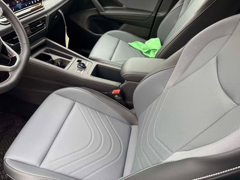 New 2025 Volkswagen Tiguan SE image 24