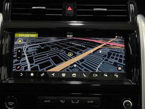 Used 2020 Land Rover Discovery HSE image 10