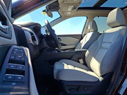 Certified 2025 Nissan Rogue SL w/ Tech Package AWD/4WD image 14