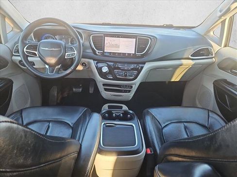 Used 2022 Chrysler Pacifica Touring-L image 16
