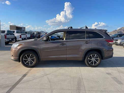 Used 2018 Toyota Highlander XLE w/ Carpet Mat Package (TMS) FWD image 4