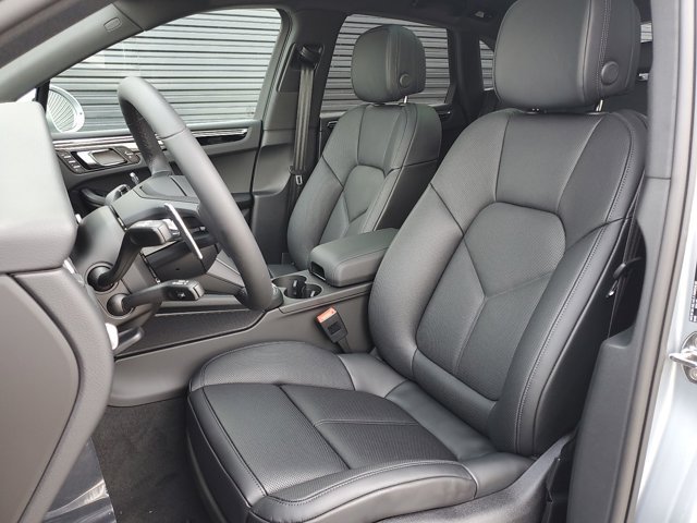 Used 2025 Porsche Macan AWD/4WD image 5