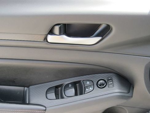 Used 2024 Nissan Altima 2.5 SV FWD image 20