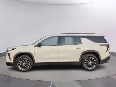 Used 2025 Chevrolet Traverse LT w/ Sun and Wheel Package FWD image 2