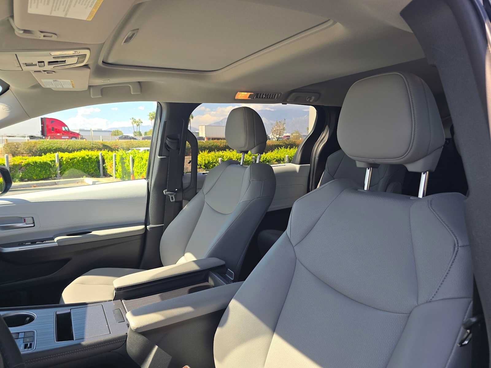 Used 2026 Toyota Sienna XLE FWD image 24