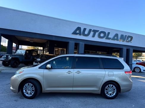 Used 2012 Toyota Sienna XLE image 3