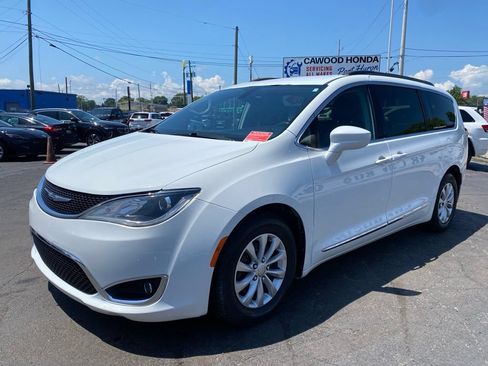Used 2017 Chrysler Pacifica Touring-L w/ Safetytec Group FWD image 8