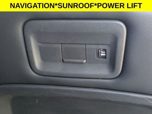 Used 2023 Land Rover Discovery S image 40