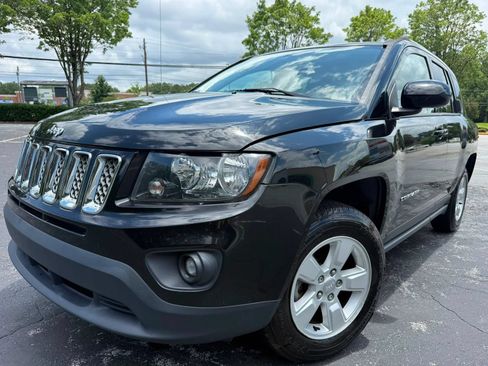 Used 2017 Jeep Compass Latitude FWD image 2