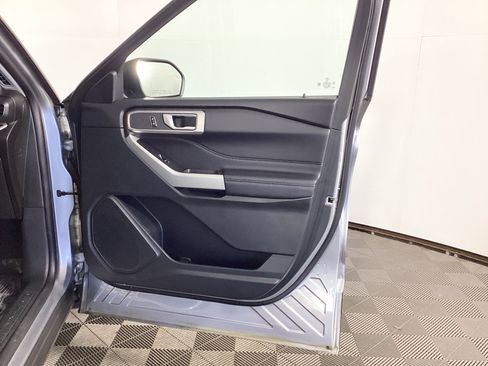 Used 2023 Ford Explorer XLT w/ Equipment Group 202A AWD/4WD image 8