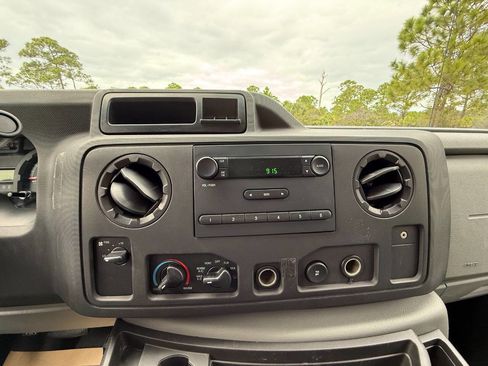 Used 2014 Ford E-250 and Econoline 250 image 14