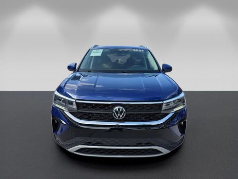 Used 2023 Volkswagen Taos SE FWD image 2