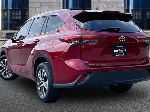 Used 2022 Toyota Highlander XLE FWD image 10