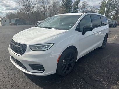 Used 2025 Chrysler Pacifica Limited