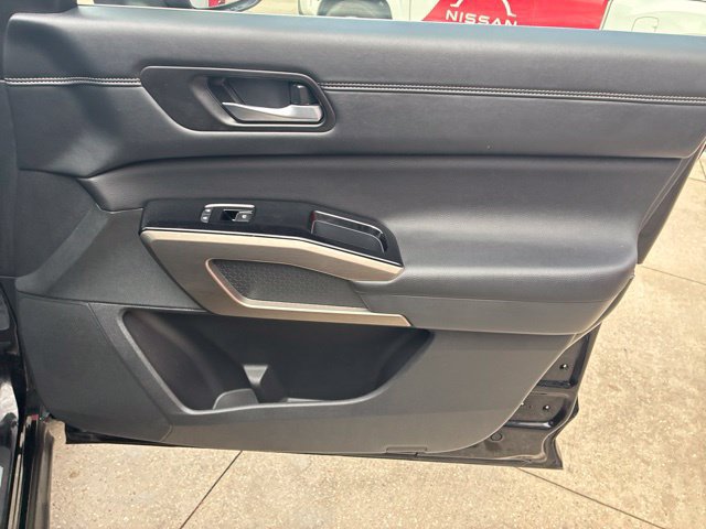Used 2024 Nissan Pathfinder Platinum FWD image 14