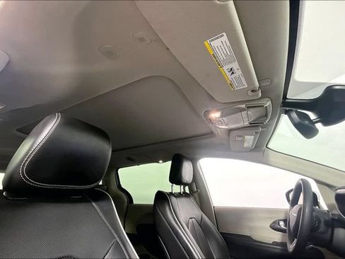 Used 2023 Chrysler Pacifica Limited FWD image 25