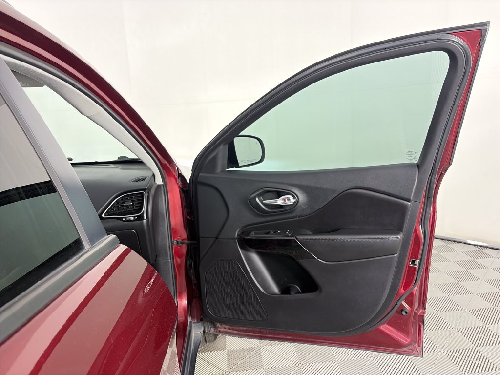 Used 2019 Jeep Cherokee Latitude Plus AWD/4WD image 31