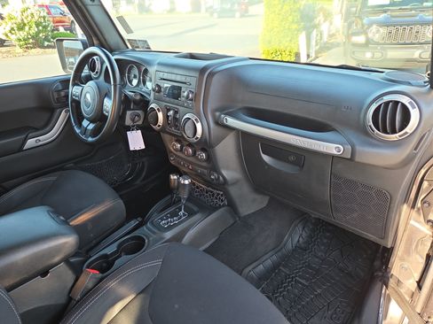 Certified 2017 Jeep Wrangler Unlimited Sahara w/ Connectivity Group AWD/4WD image 19