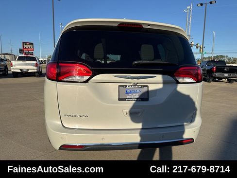 Used 2017 Chrysler Pacifica Touring-L image 7