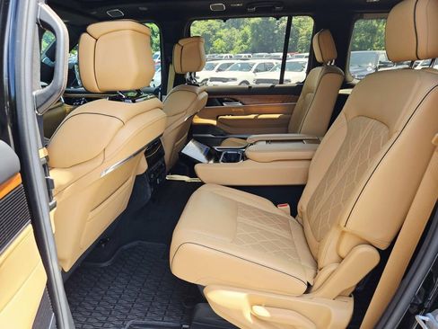 Used 2022 Jeep Grand Wagoneer Series III AWD/4WD image 13