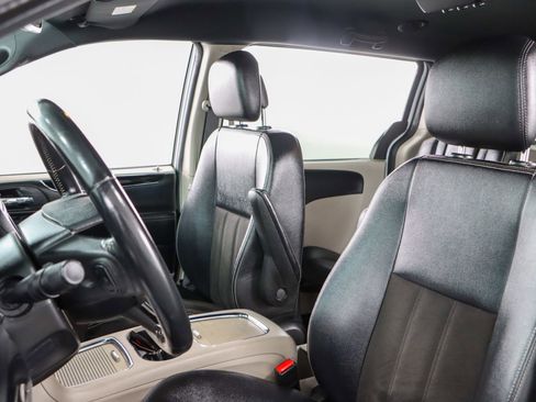 Used 2019 Dodge Grand Caravan SXT image 23